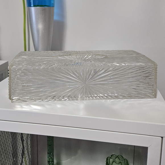 Mid Century Modern Celebrity Acrylic/Lucite Tissue Box Holder - Picture 2 of 9